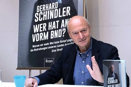 Gerhard Schindler, früherer Präsident des Bundesnachrichtendienstes, stellt sein Buch "Wer hat Angst vorm BND?" in Berlin vor.