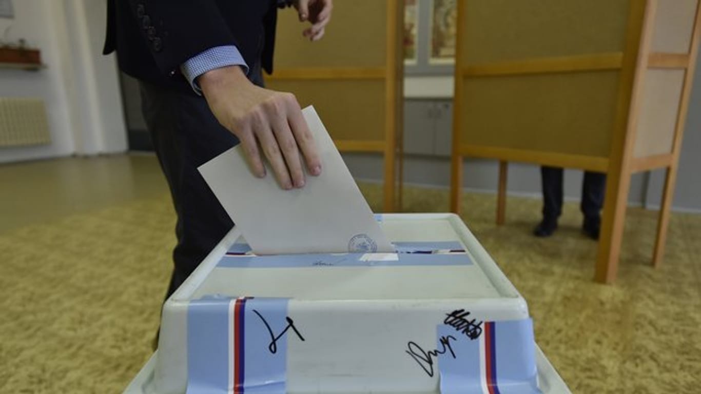 Ein Wähler wirft seinen Stimmzettel im tschechischen Brünn in eine Wahlurne.