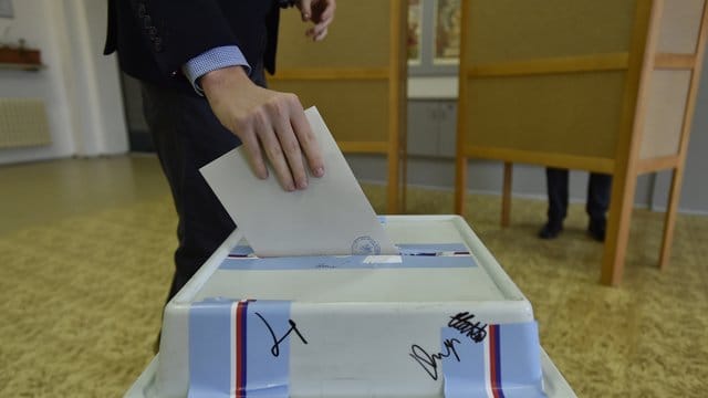 Ein Wähler wirft seinen Stimmzettel im tschechischen Brünn in eine Wahlurne. Ein Wähler wirft seinen Stimmzettel im tschechischen Brünn in eine Wahlurne.