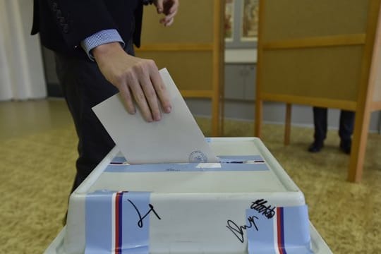 Ein Wähler wirft seinen Stimmzettel im tschechischen Brünn in eine Wahlurne.