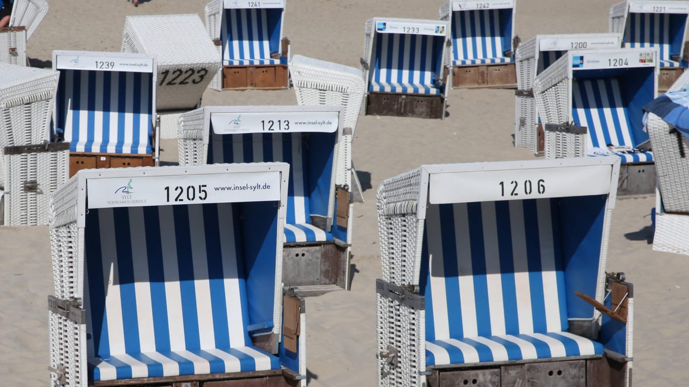 Strandkörbe in Westerland: Die Behörden suchen nach einer Corona-Party Kontakte der Gäste.