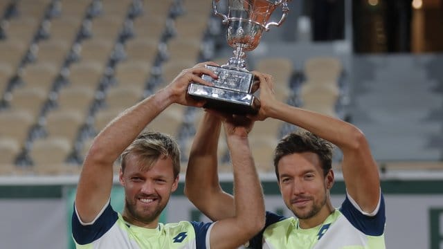 Kevin Krawietz (l) und Andreas Mies feiern mit der Trophäe den Finalsieg. Kevin Krawietz (l) und Andreas Mies feiern mit der Trophäe den Finalsieg.
