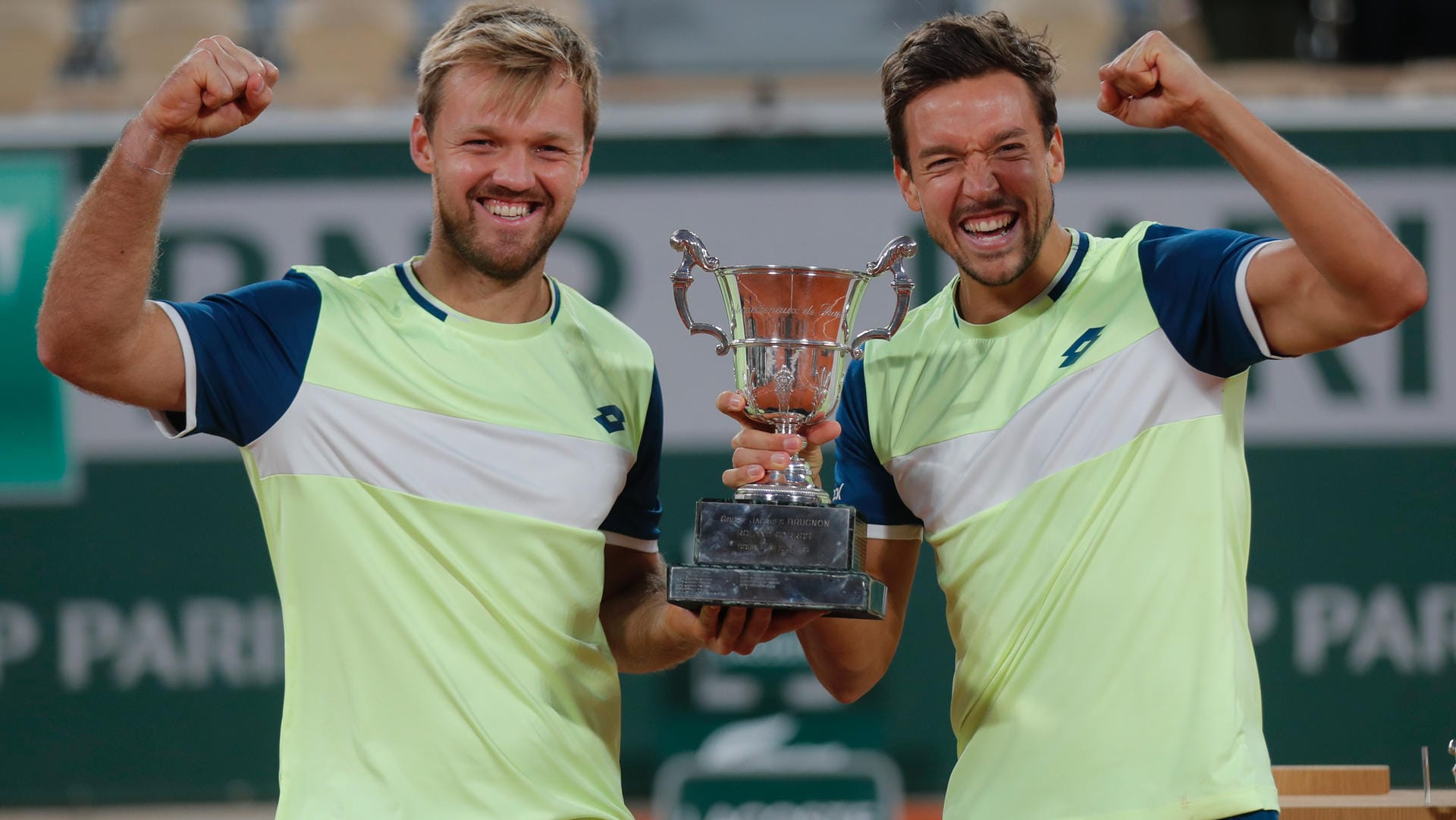 Titel verteidigt: Kevin Krawietz (l.) und Andreas Mies feiern ihren Erfolg in Paris.