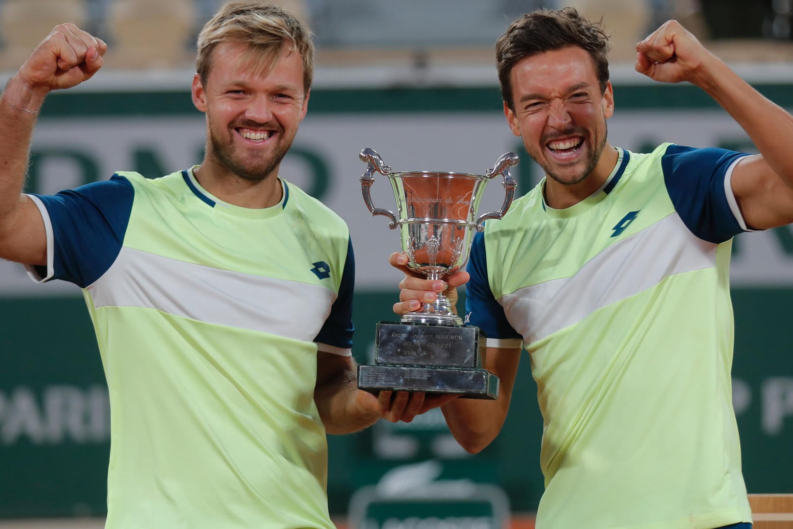 Titel verteidigt: Kevin Krawietz (l.) und Andreas Mies feiern ihren Erfolg in Paris.