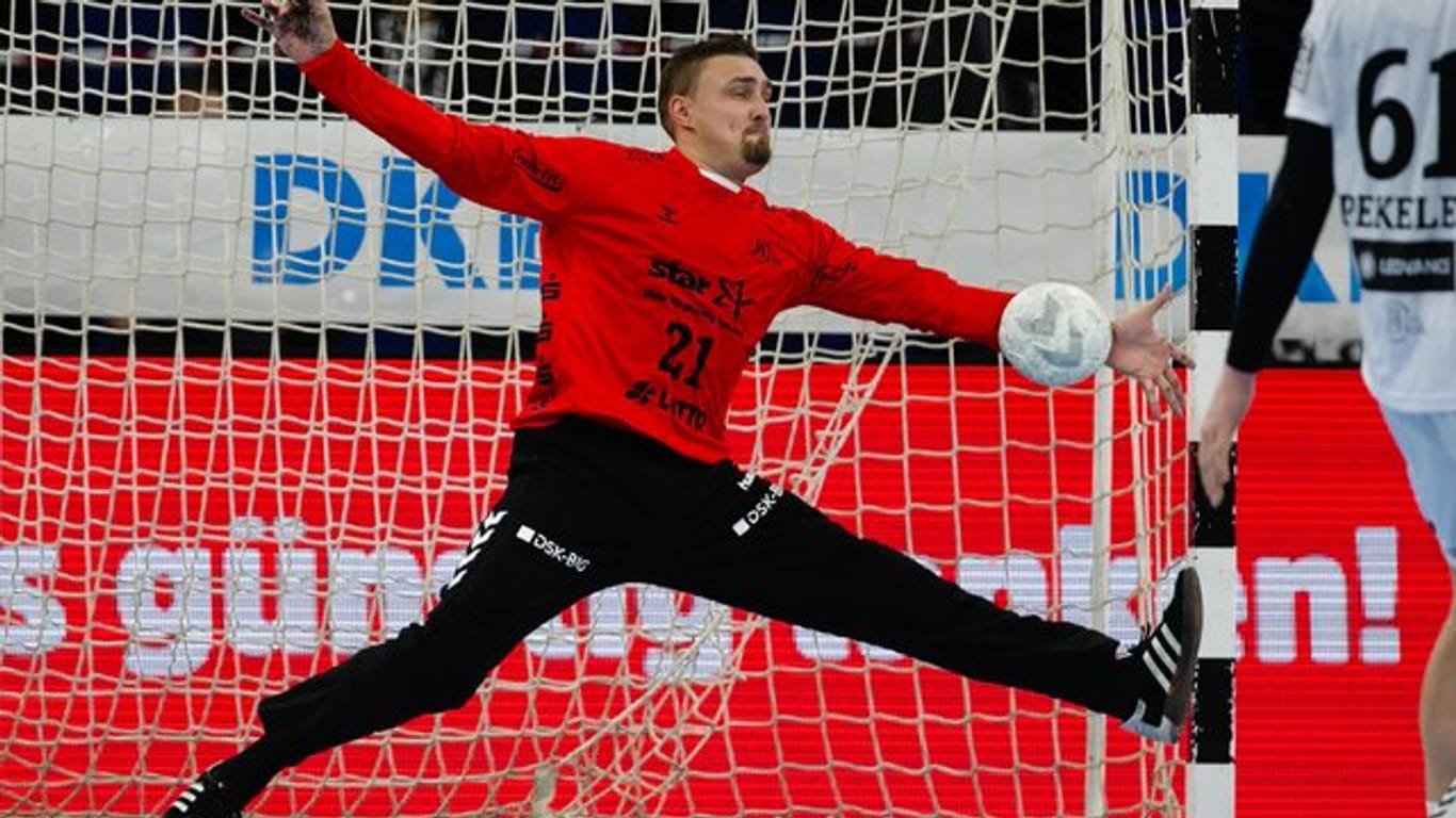 Kiels Torwart Dario Quenstedt pariert einen Ball.
