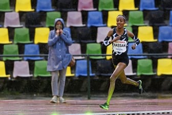 Weltmeisterin Hassan hat den über 18 Jahre alten 10 000-Meter-Europarekord der britischen Lauf-Legende Radcliffe gebrochen.