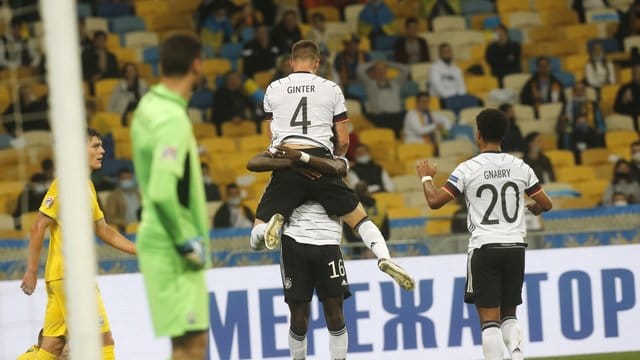 Matthias Ginter, Torschütze zum 1:0, wird von Mannschaftskamerad Antonio Rüdiger beim jubeln hochgehoben - Serge Gnabry kommt zum feiern dazu. Matthias Ginter, Torschütze zum 1:0, wird von Mannschaftskamerad Antonio Rüdiger beim jubeln hochgehoben - Serge Gnabry kommt zum feiern dazu.