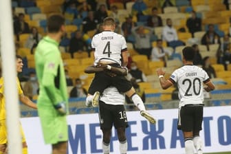 Matthias Ginter, Torschütze zum 1:0, wird von Mannschaftskamerad Antonio Rüdiger beim jubeln hochgehoben - Serge Gnabry kommt zum feiern dazu.