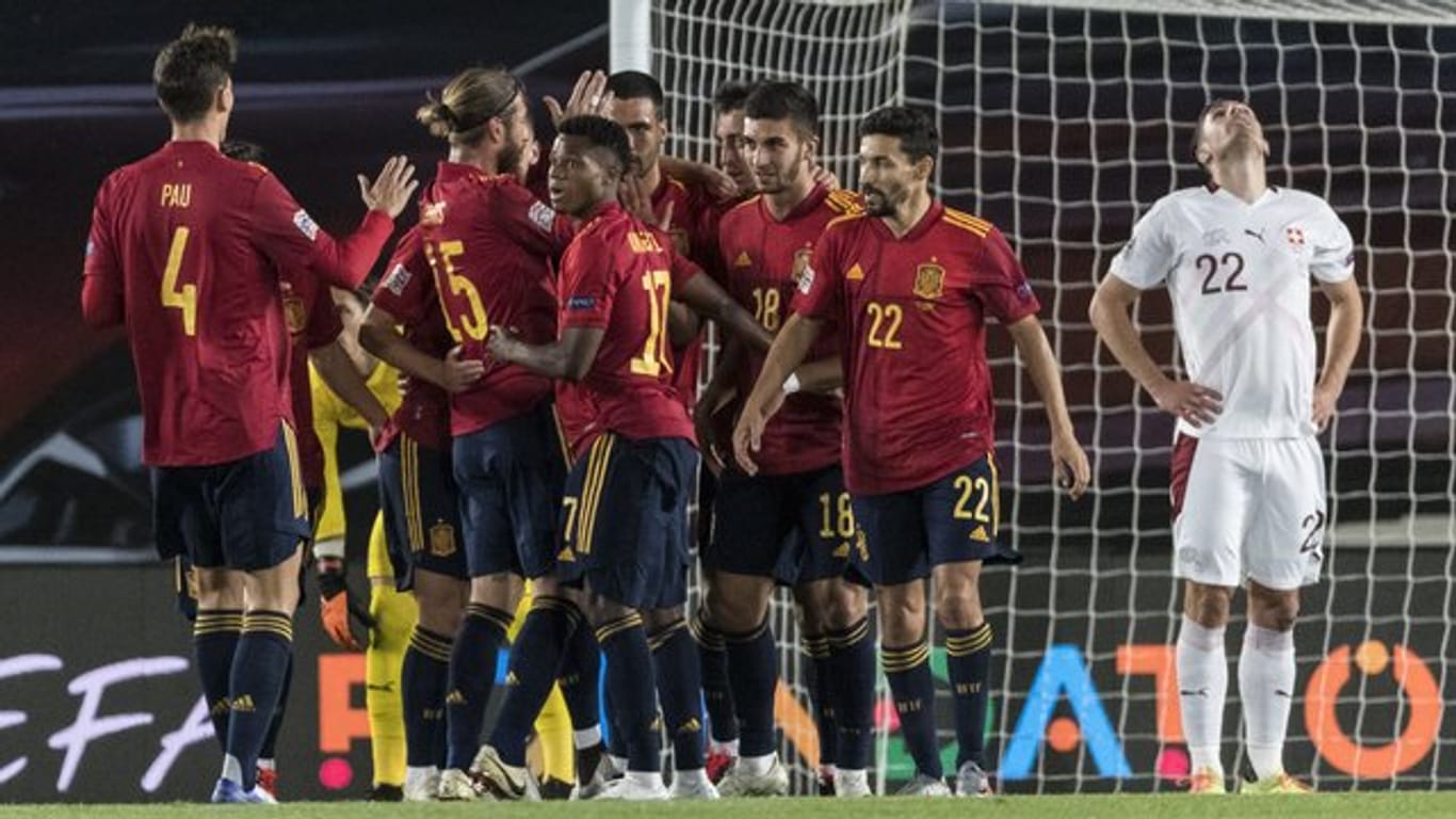Die spanischen Spieler bejubeln den Treffer zum 1:0 für ihr Team - daneben der Schweizer Fabian Schär (r).