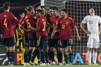 Die spanischen Spieler bejubeln den Treffer zum 1:0 für ihr Team - daneben der Schweizer Fabian Schär (r).