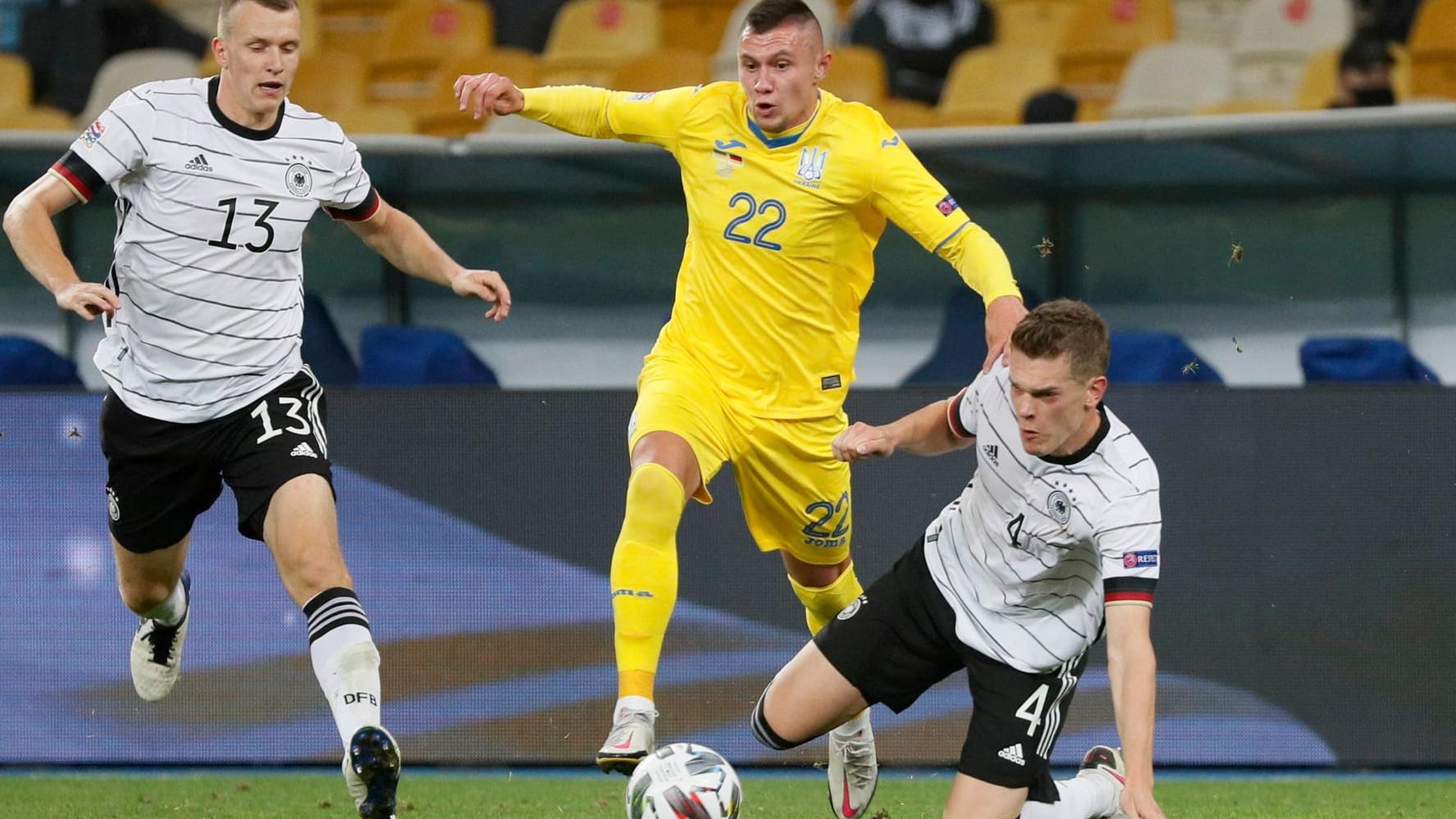 Stellvertretend für eine intensive Partie: Lukas Klostermann (l.) und Matthias Ginter (r.) versuchen Ruslan Malinowski vom Ball zu trennen.