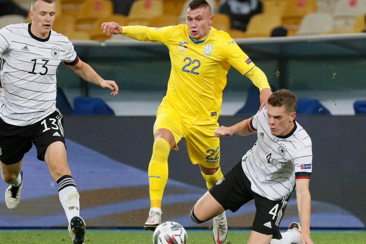 Stellvertretend für eine intensive Partie: Lukas Klostermann (l.) und Matthias Ginter (r.) versuchen Ruslan Malinowski vom Ball zu trennen.