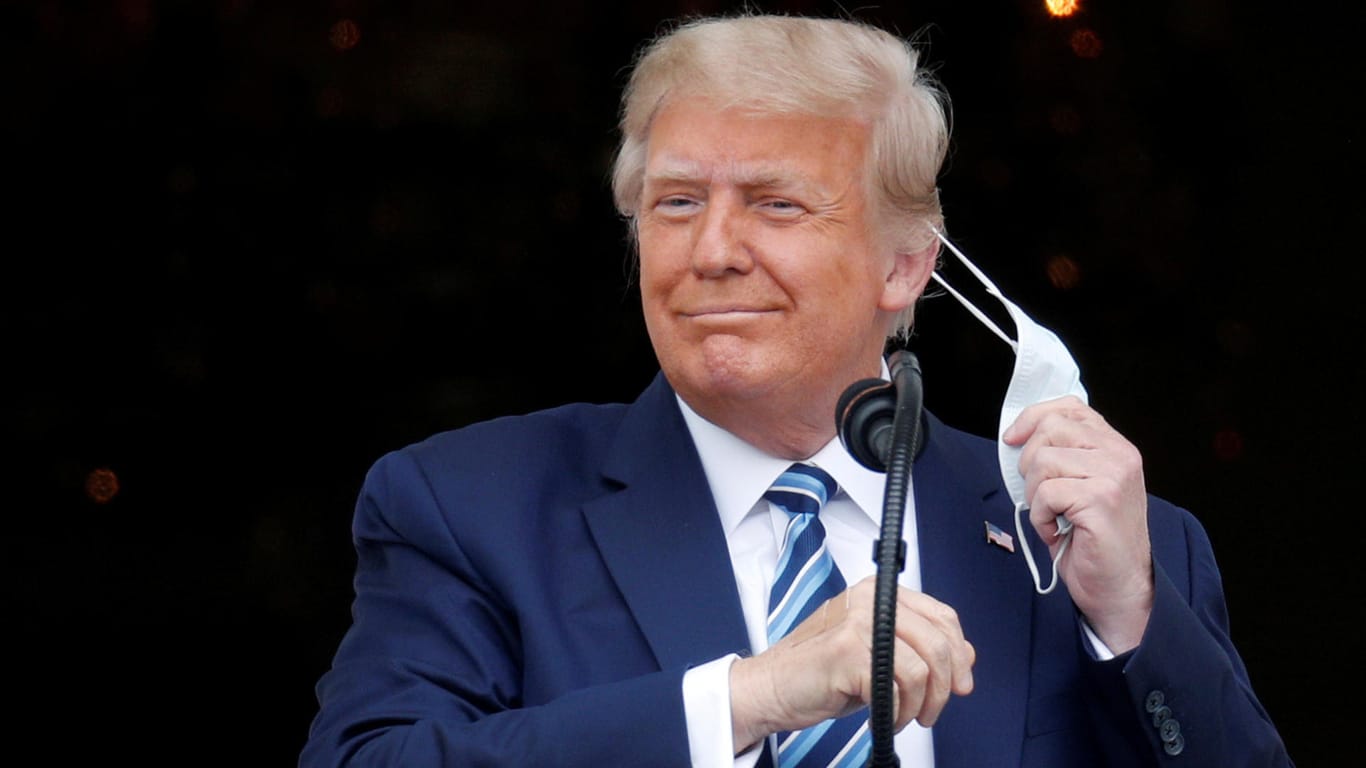 Donald Trump nimmt seine Maske, bevor er auf dem Balkon des Weißen Hauses spricht: Knapp zwanzig Minuten sprach der US-Präsident zu seinen Anhängern.