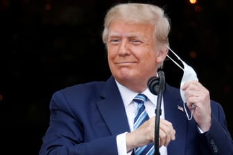 Donald Trump nimmt seine Maske, bevor er auf dem Balkon des Weißen Hauses spricht: Knapp zwanzig Minuten sprach der US-Präsident zu seinen Anhängern.