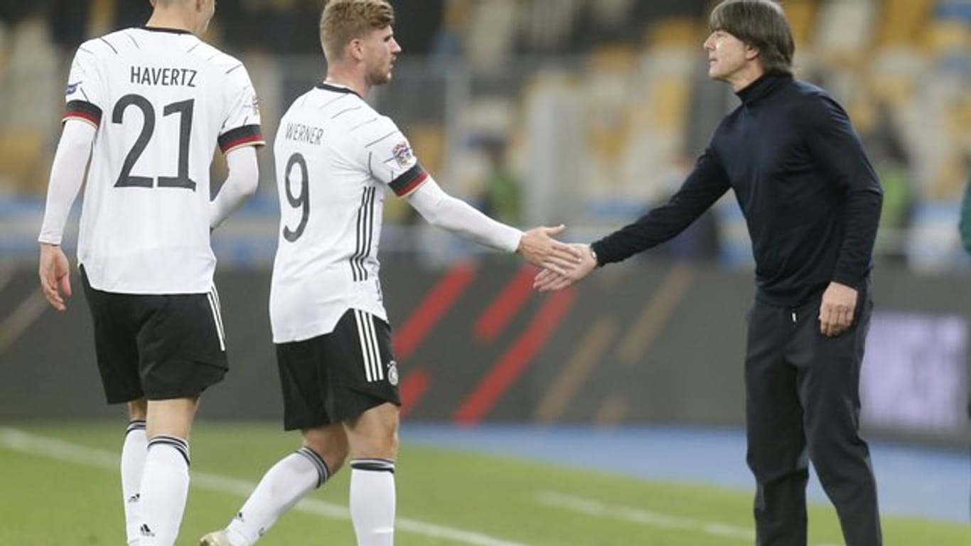 Bundestrainer Joachim Löw (r) feierte mit dem DFB-Team um Timo Werner (M.