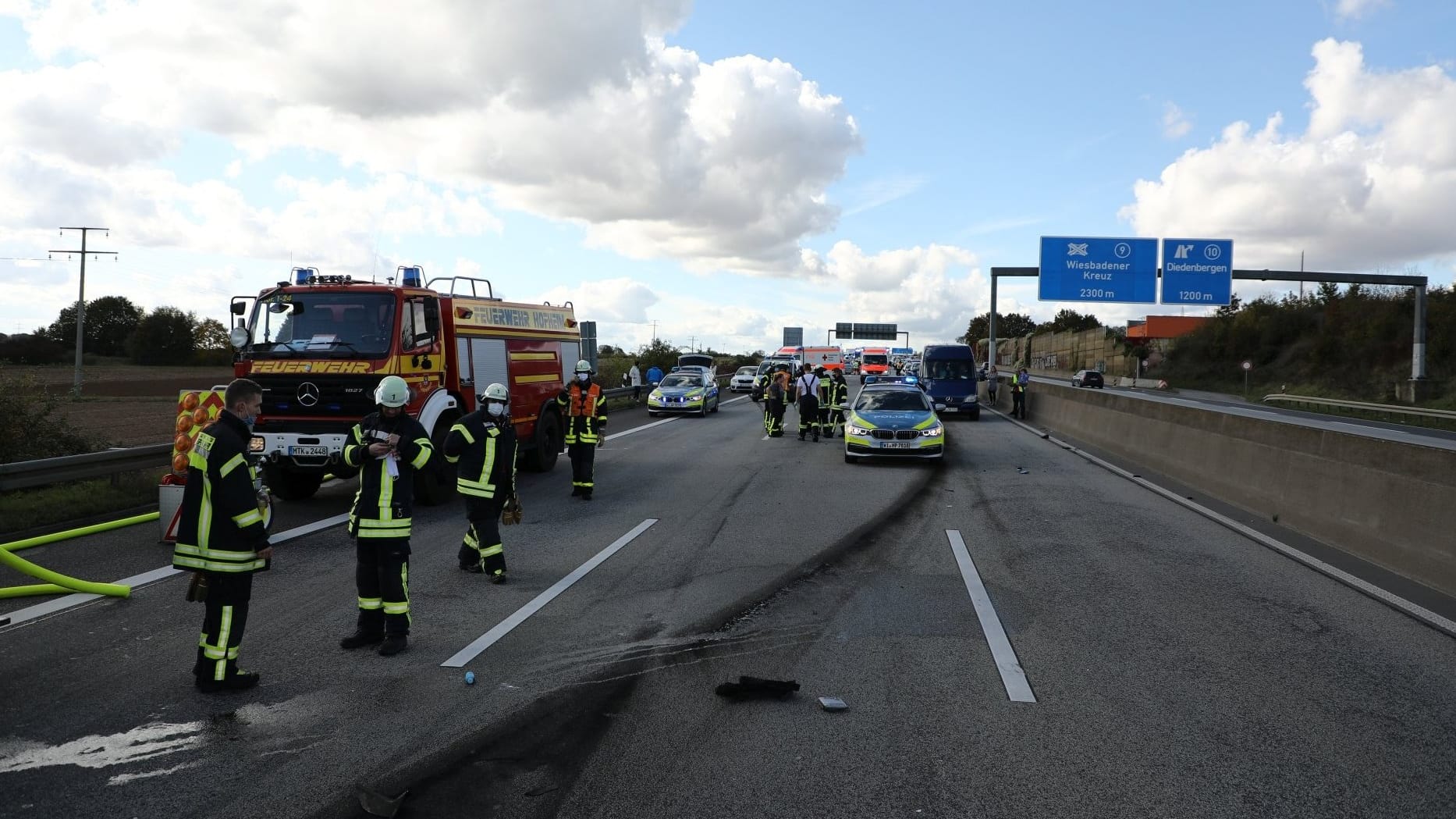 Feuerwehr- und Polizeifahrzeuge stehen nach dem Unfall auf der A66: Die Polizei fahndet weiter nach einem der drei beteiligten Autofahrer. Feuerwehr- und Polizeifahrzeuge stehen nach dem Unfall auf der A66: Die Polizei fahndet weiter nach einem der drei beteiligten Autofahrer.