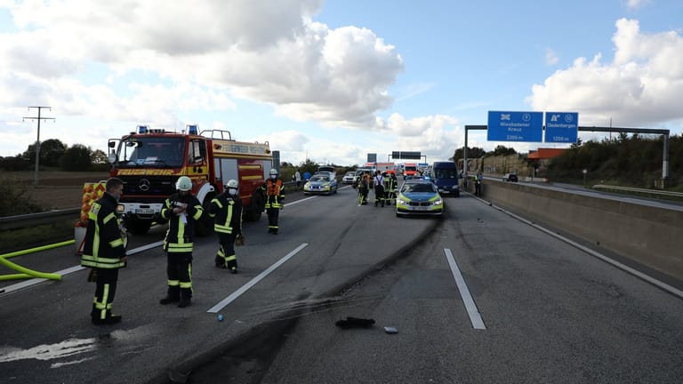 Feuerwehr- und Polizeifahrzeuge stehen nach dem Unfall auf der A66: Die Polizei fahndet weiter nach einem der drei beteiligten Autofahrer.