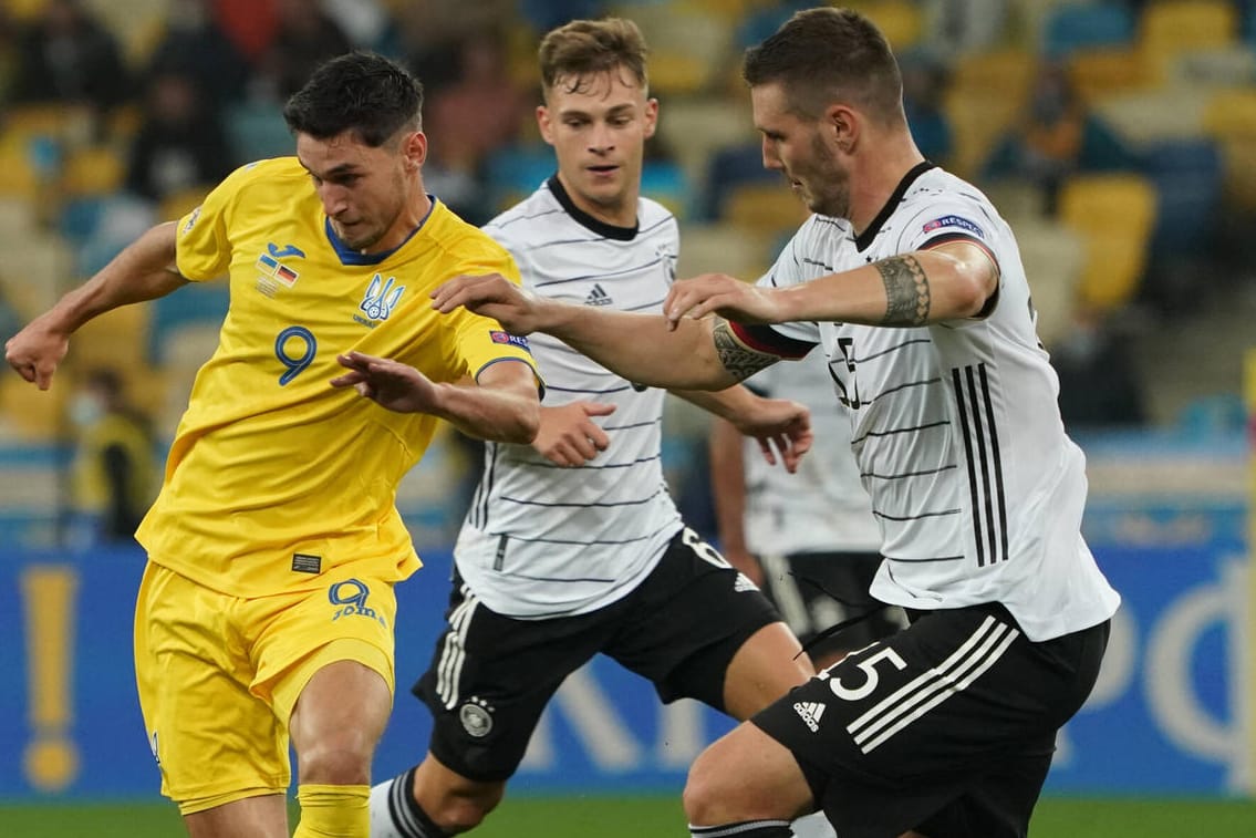 Joshua Kimmich (m.) und Niklas Süle (r.) im Duell mit Roman Yaremchuk: Wirklich überzeugen konnten die Bayern-Stars nicht.