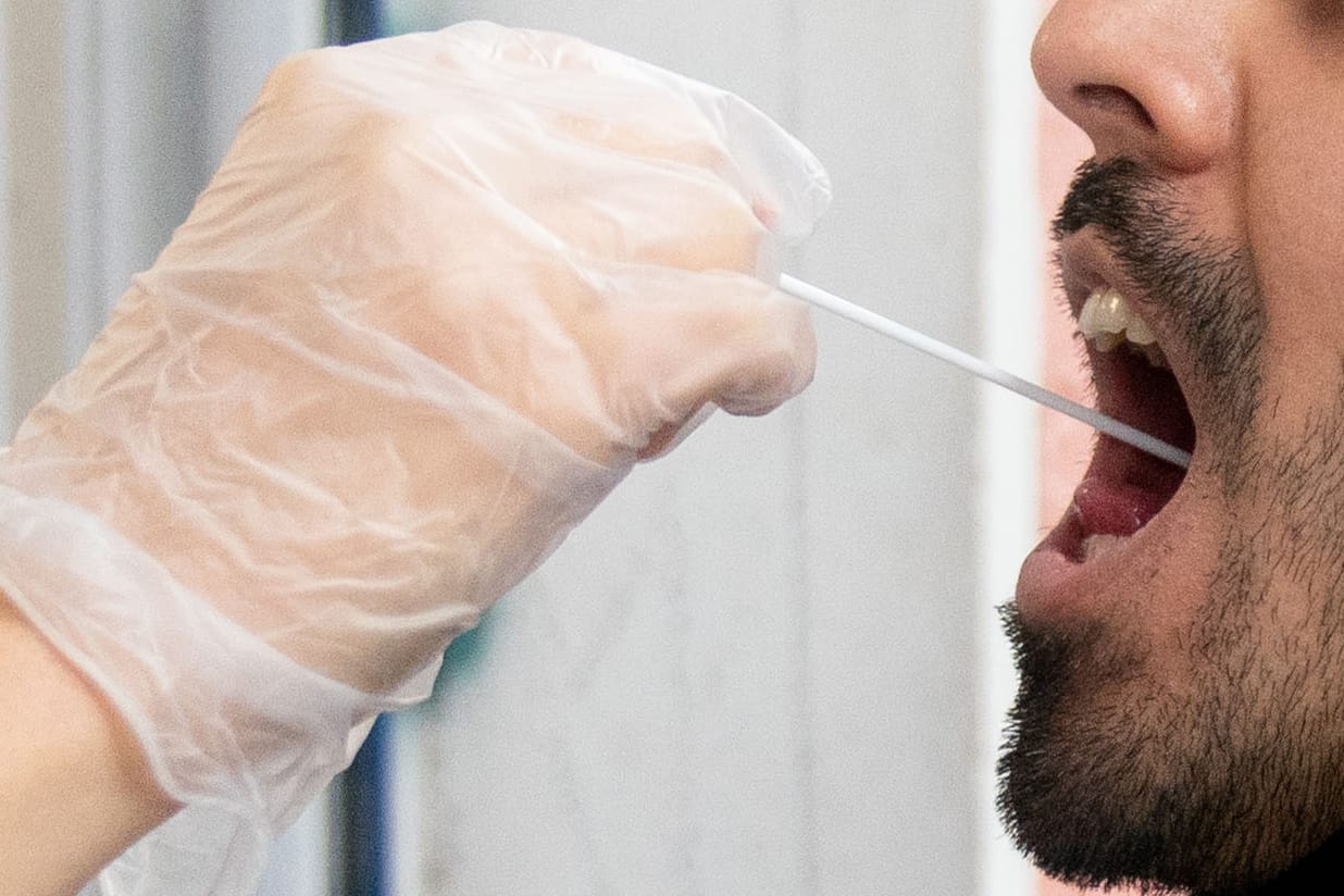 Ein Patient lässt einen Abstrich für einen PCR Corona-Test machen: Die Zahl der Todesfälle stieg im Vergleich zum Vortag um 11 Menschen. (Archivbild)