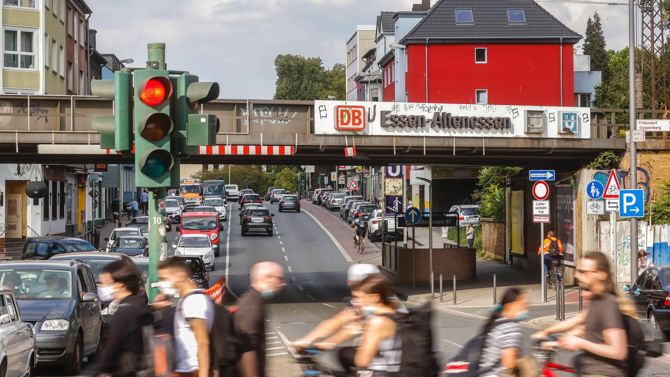 Menschen mit und ohne Maske überqueren die Straße am Bahnhof Altenessen: Essen hat einen wichtigen Corona-Warnwert überschritten.