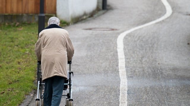 Ein wichtiges Mittel gegen die Ausbreitung des Coronavirus ist Abstand halten. Ein wichtiges Mittel gegen die Ausbreitung des Coronavirus ist Abstand halten.
