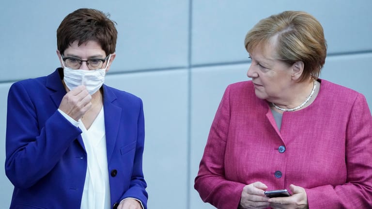 CDU-Vorsitzende Annegret Kramp-Karrenbauer und Bundeskanzlerin Angela Merkel: Im Mai kamen die Unionsparteien noch auf 40 Prozent. (Archivbild)