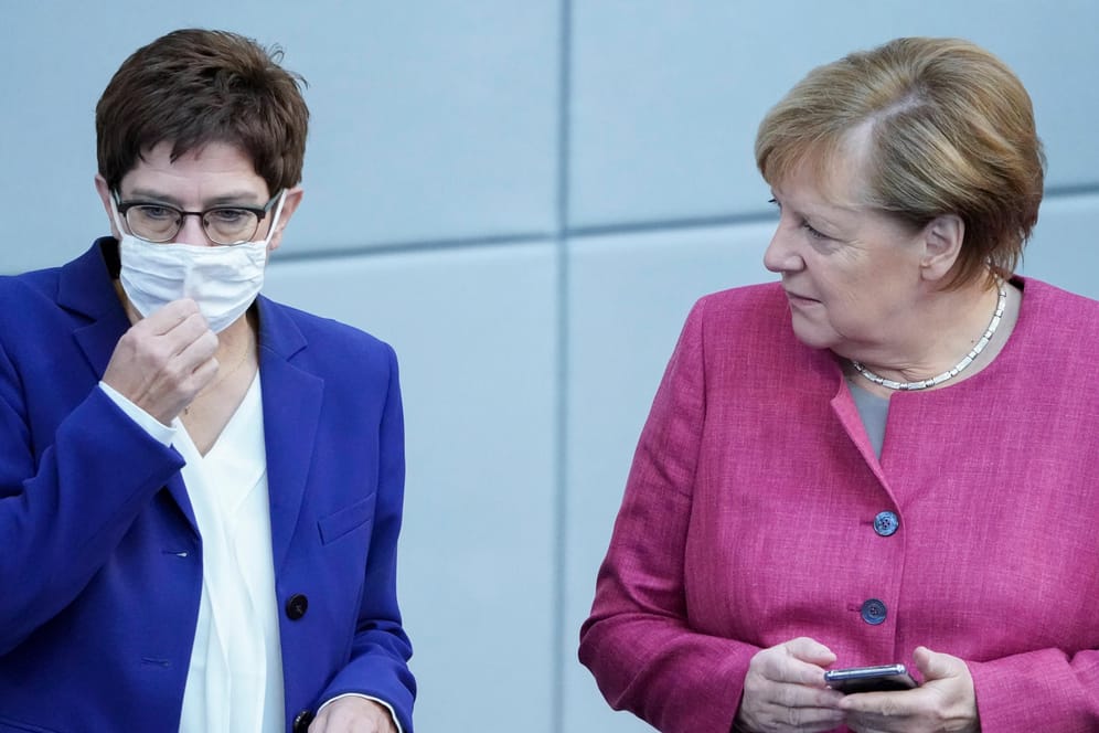 CDU-Vorsitzende Annegret Kramp-Karrenbauer und Bundeskanzlerin Angela Merkel: Im Mai kamen die Unionsparteien noch auf 40 Prozent. (Archivbild)