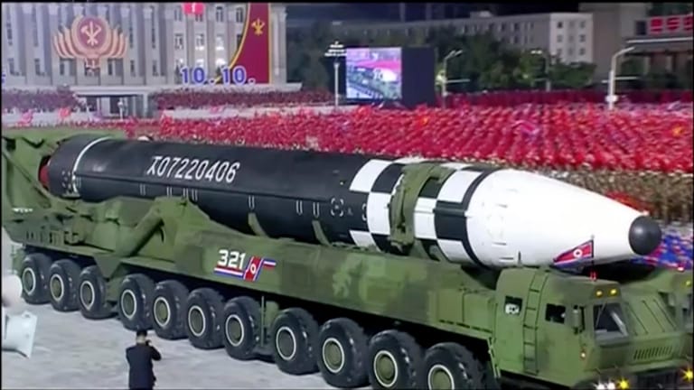 Die möglicherweise neue Interkontinentalrakete wird bei der Militärparade gezeigt: Nordkorea werde sein Militär weiter ausbauen, kündigte Kim Jong Un an.