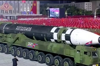 Die möglicherweise neue Interkontinentalrakete wird bei der Militärparade gezeigt: Nordkorea werde sein Militär weiter ausbauen, kündigte Kim Jong Un an.