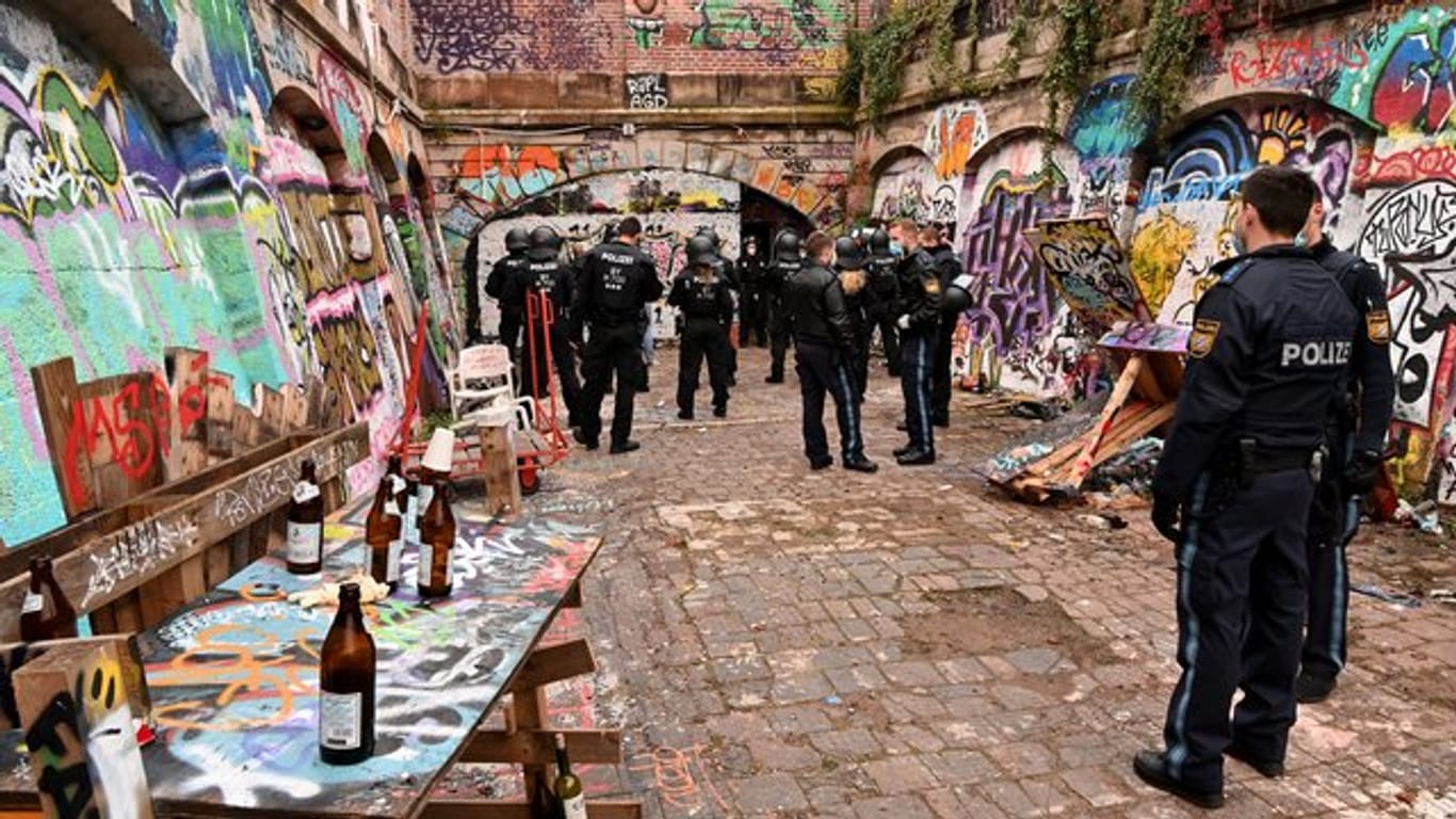 Polizeibeamte stehen in den frühen Morgenstunden am Gelände des Münchner Schlachthofs: Die Party ist hier zu Ende.