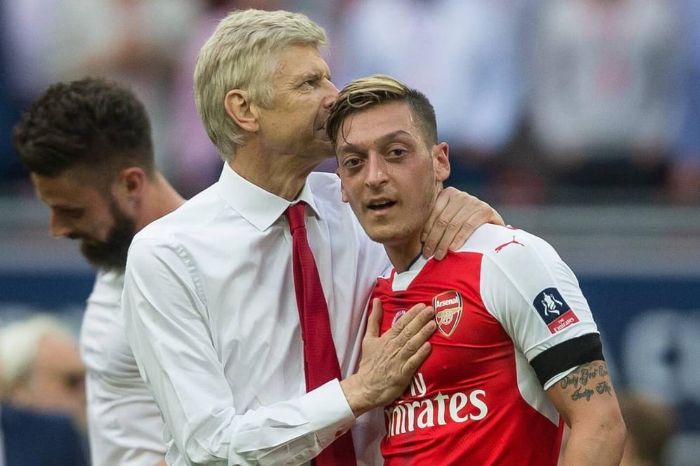 Arsene Wenger (l.) mit Mesut Özil: Bei Arsenal hatten beide eine erfolgreiche Zeit zusammen.