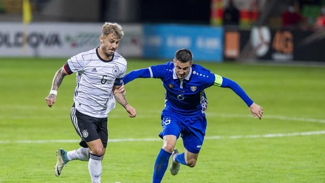 Niklas Dorsch (Deutschland, l) und Cristian Dros (Moldau) kämpfen um den Ball. Niklas Dorsch (Deutschland, l) und Cristian Dros (Moldau) kämpfen um den Ball.