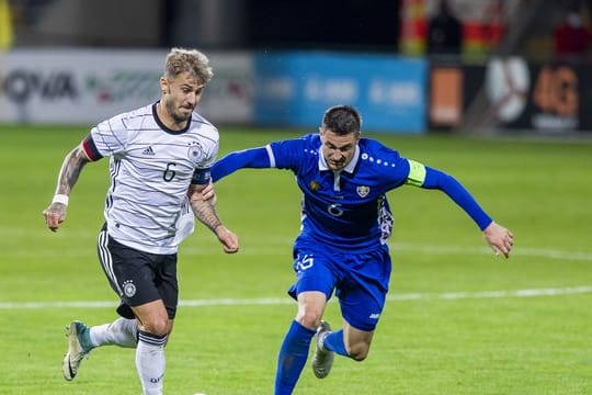 Niklas Dorsch (Deutschland, l) und Cristian Dros (Moldau) kämpfen um den Ball.