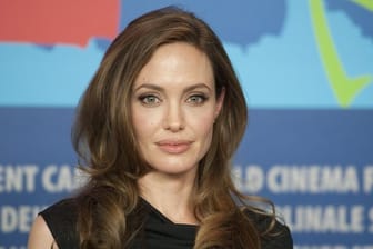 Wenn es hart auf hart kommt, springen Frauen wieder ein: Angelina Jolie.