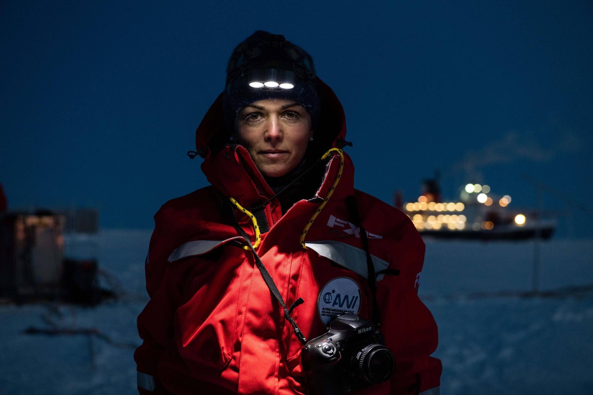 Die Fotografin Esther Horvath begleitete die "Polarstern": Das Forschungsschiff ließ sich für die Expedition vom arktischen Eis einschließen.