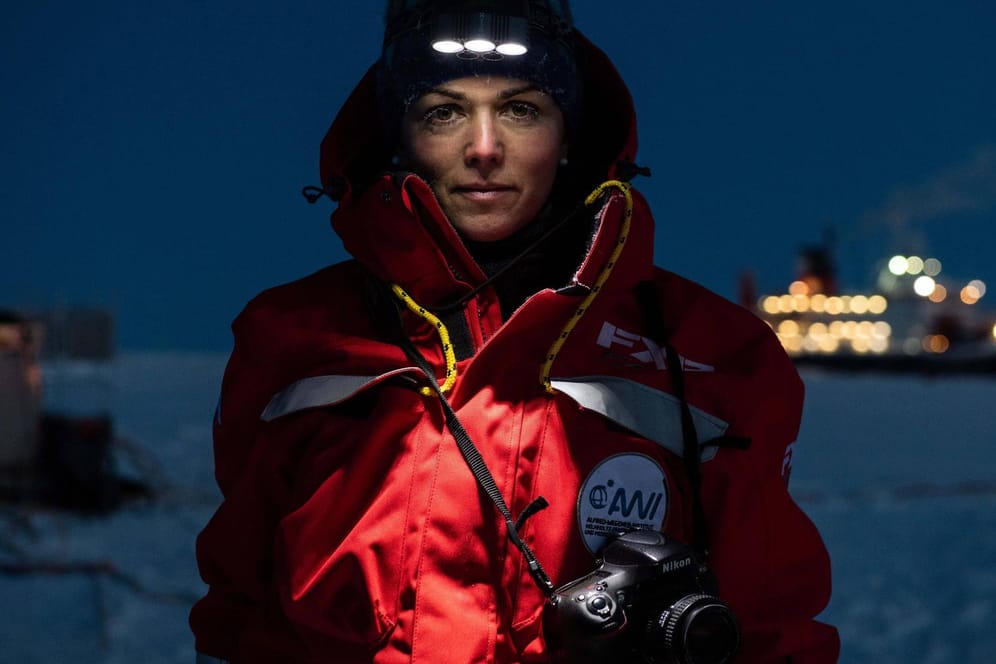 Die Fotografin Esther Horvath begleitete die "Polarstern": Das Forschungsschiff ließ sich für die Expedition vom arktischen Eis einschließen.