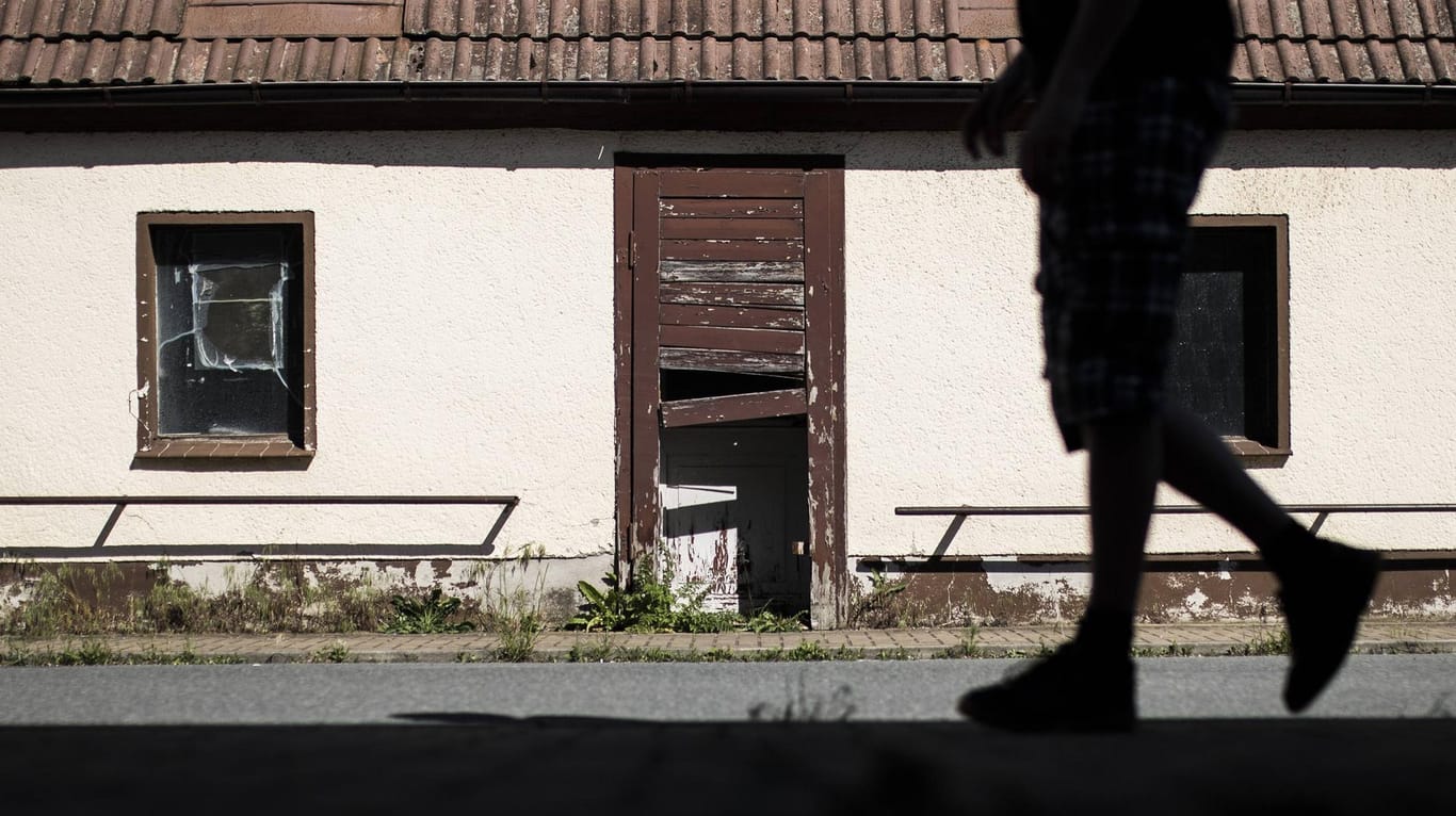 Ein verlassenes Haus: Das Mädchen soll sich öfters in der Ruine aufgehalten haben, in der die Polizei nun ihre Leiche fand. (Symbolbild)