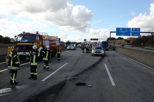 Einsatzkräfte am Ort des Unfalls auf der Autobahn 66.