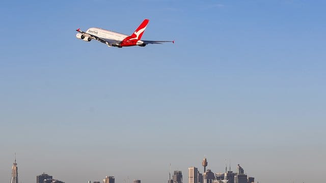 Eine Maschine der australischen Fluggesellschaft Qantas: Die Airline will ihre Geschäftsbedingungen ändern. Eine Maschine der australischen Fluggesellschaft Qantas: Die Airline will ihre Geschäftsbedingungen ändern.