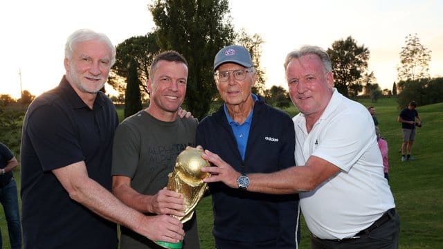 Die Weltmeister von 1990 um Rudi Völler, Lothar Matthäus, Franz Beckenbauer und Andreas Brehme (l-r) trafen sich in der Toskana.