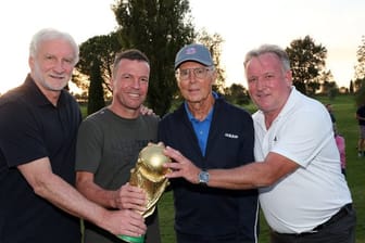 Die Weltmeister von 1990 um Rudi Völler, Lothar Matthäus, Franz Beckenbauer und Andreas Brehme (l-r) trafen sich in der Toskana.