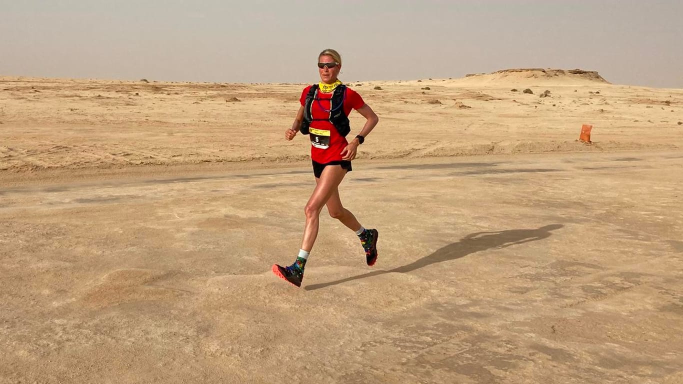 Judith Havers: Die Hamburgerin lief 100 Kilometer durch die Wüste Tunesiens.