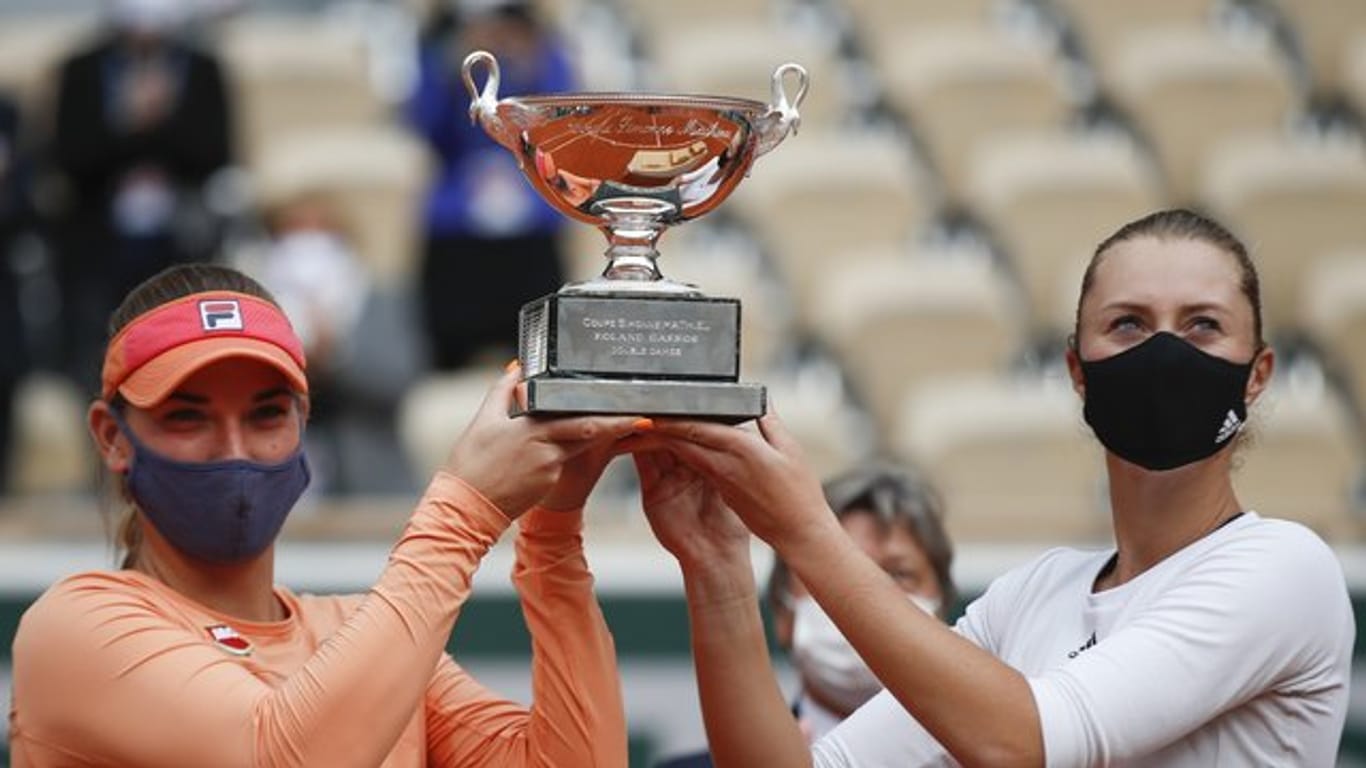 Timea Babos (l) und Kristina Mladenovic gewann als Doppel die French Open.