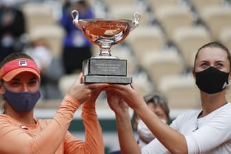 Timea Babos (l) und Kristina Mladenovic gewann als Doppel die French Open.