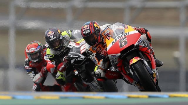Stefan Bradl (r) holte in Frankreich Punkte.