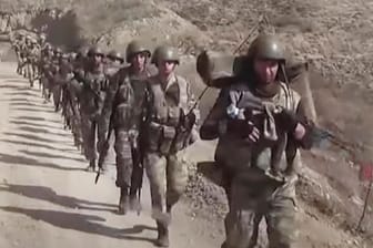 Aserbaidschanische Soldaten: Die Waffenruhe ist brüchig.