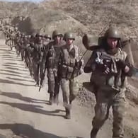 Aserbaidschanische Soldaten: Die Waffenruhe ist brüchig.