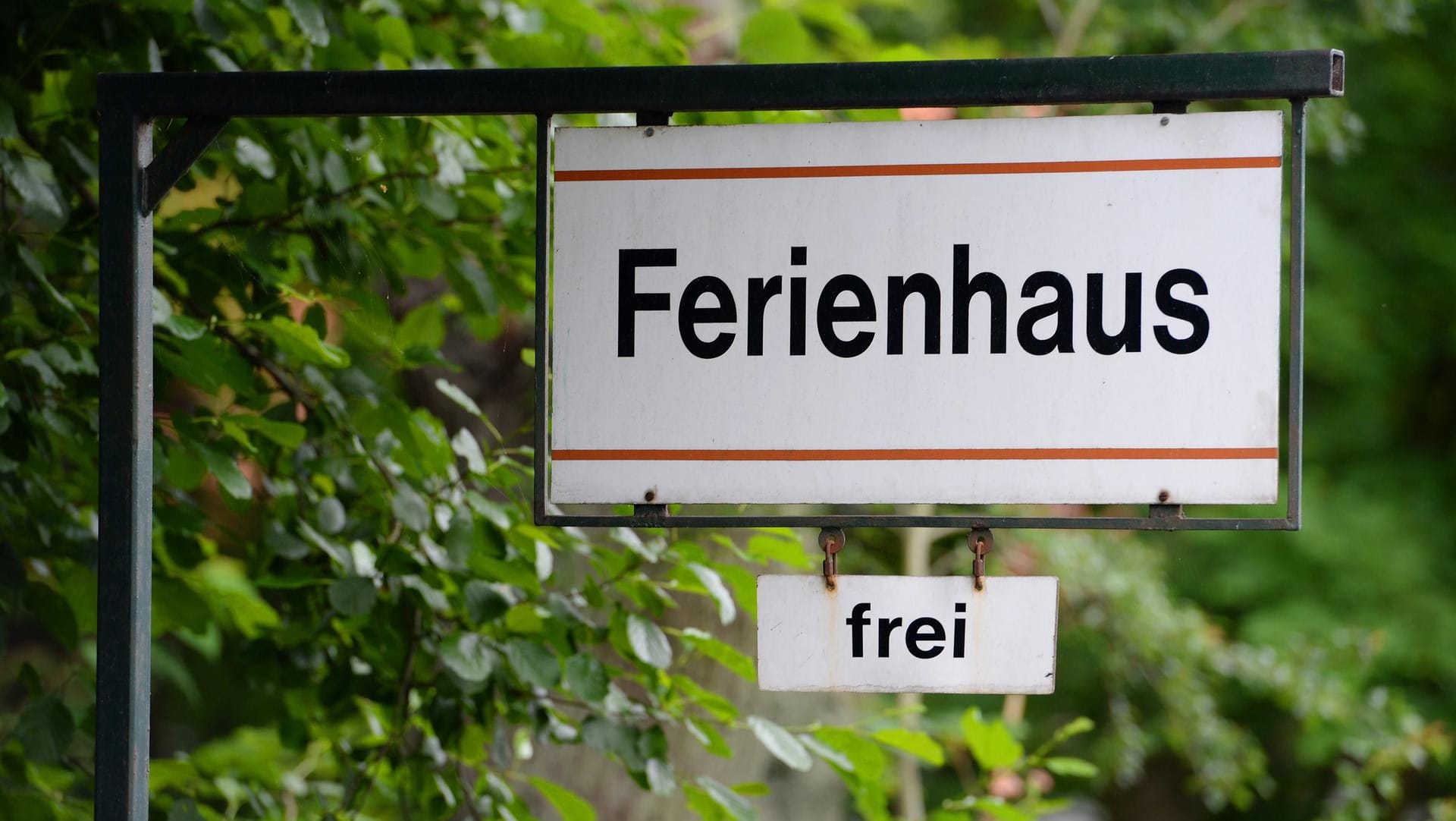 Ein Hinweisschild für ein zu mietendes Ferienhaus: Die Polizei hat in Neuruppin eine Familie ermahnt, die sich nicht an das Beherbergungsverbot gehalten hat.