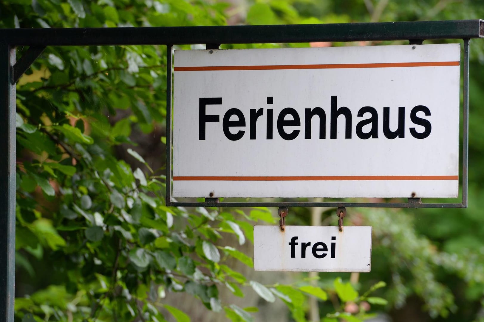 Ein Hinweisschild für ein zu mietendes Ferienhaus: Die Polizei hat in Neuruppin eine Familie ermahnt, die sich nicht an das Beherbergungsverbot gehalten hat.