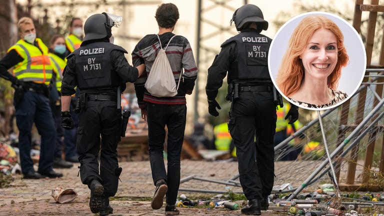 Polizisten führen einen Teilnehmer einer illegalen Corona-Party in München ab: Nicht alle Menschen halten sich an die Regeln zur Eindämmung der Pandemie.